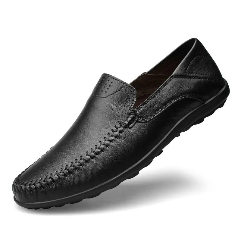 Mocassino uomo in pelle nera, design elegante e cuciture a vista, suola antiscivolo. Scarpe casual e comode per ogni occasione.