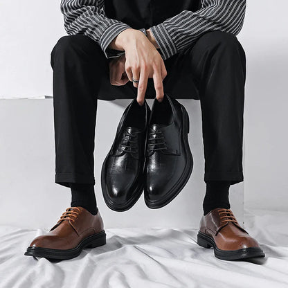 Uomo seduto con pantaloni neri, tiene scarpe eleganti nere, indossa scarpe marroni. Scarpe classiche da uomo, moda calzature eleganti.