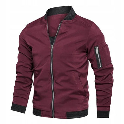 Giacca bomber uomo bordeaux con zip frontale, tasca sulla manica e polsini neri. Moda casual, stile urbano, abbigliamento autunnale.