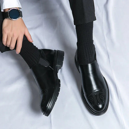 Scarpe eleganti uomo nere in pelle lucida, indossate con calzini neri e pantaloni scuri. Design classico, perfette per abbigliamento formale.