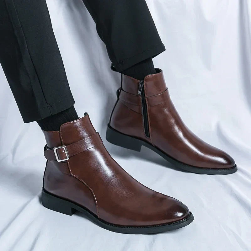 Stivali eleganti in pelle marrone con fibbia, indossati con pantaloni neri. Scarpe uomo moda autunno inverno, stile classico e raffinato.