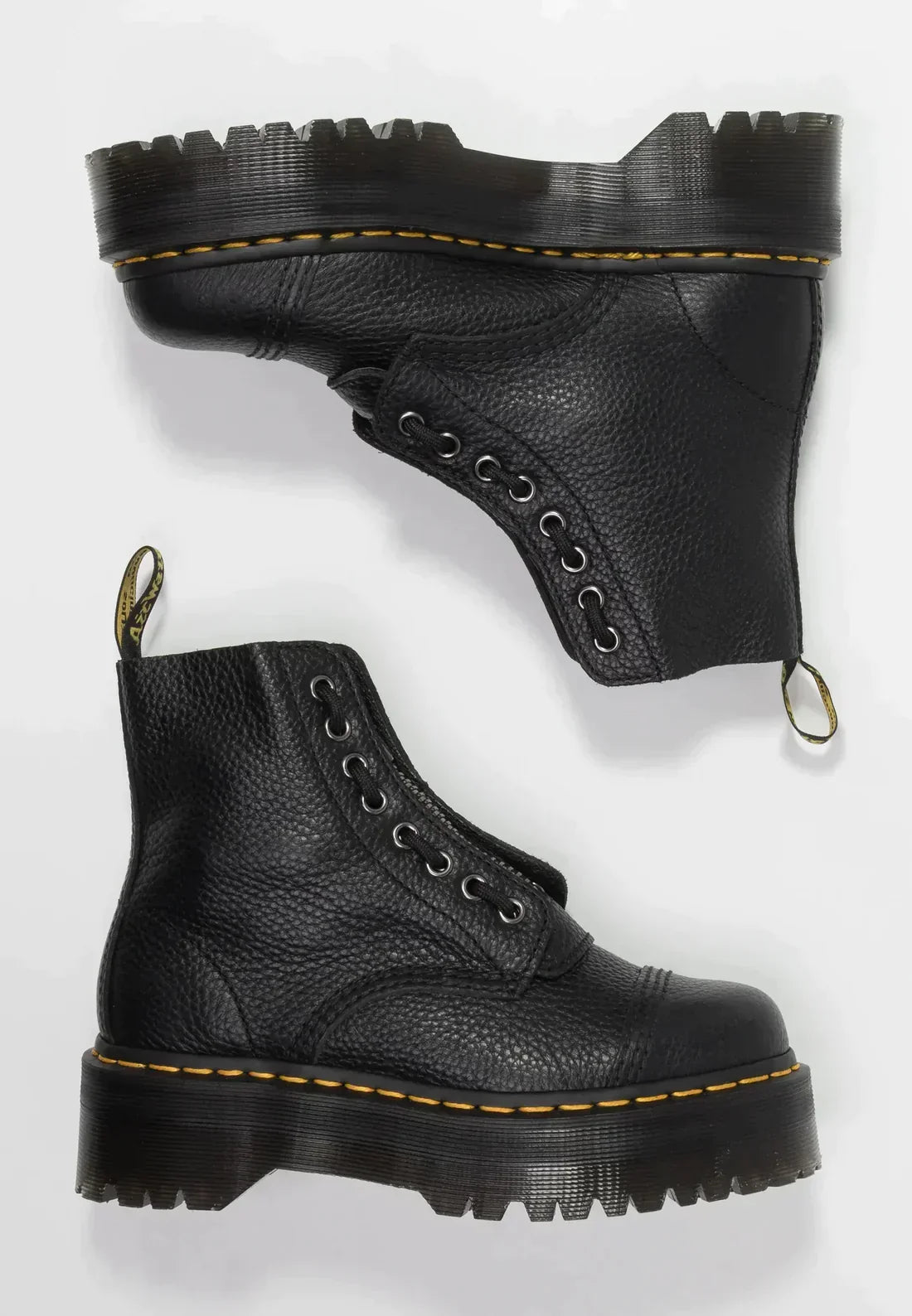 Stivali neri in pelle con suola spessa e cuciture gialle, design robusto e moderno, perfetti per moda urbana e look casual.