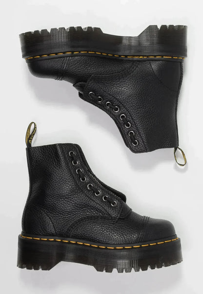 Stivali neri in pelle con suola spessa e cuciture gialle, design robusto e moderno, perfetti per moda urbana e look casual.