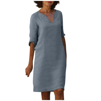 Abito donna elegante grigio, maniche a tre quarti, scollo a V, tessuto leggero. Perfetto per moda casual e occasioni formali.