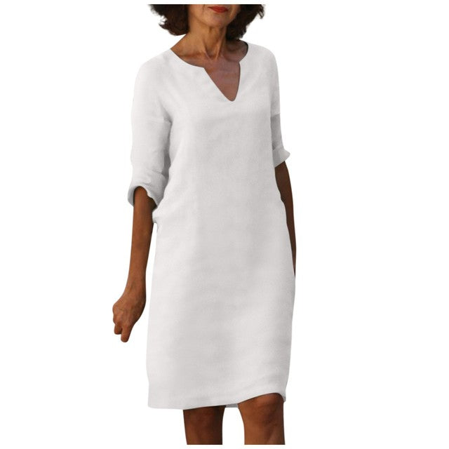 Abito bianco donna, maniche tre quarti, scollo a V, stile casual elegante. Vestito estivo leggero, moda femminile, abbigliamento quotidiano.