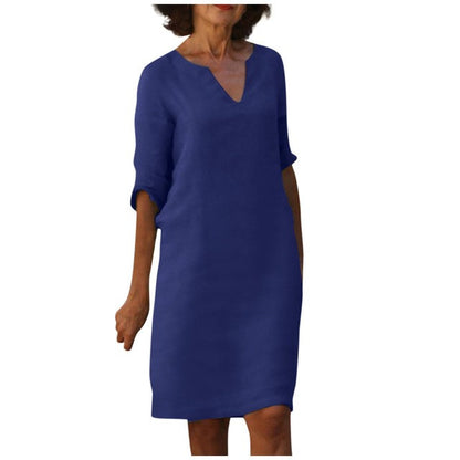 Abito blu donna, maniche a tre quarti, scollo a V, stile casual elegante. Vestito estivo leggero, moda femminile, abbigliamento trendy.