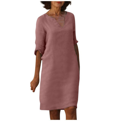 Abito rosa donna, maniche tre quarti, scollo a V, stile casual elegante. Vestito estivo moda femminile, tessuto leggero, taglio semplice.