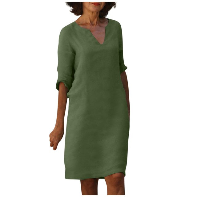 Abito verde oliva a maniche lunghe, scollo a V, indossato da una donna. Elegante vestito casual per moda femminile.