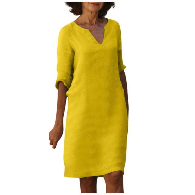Abito giallo donna, maniche tre quarti, scollo a V, stile casual elegante. Moda femminile, abbigliamento estivo, tendenza 2023.