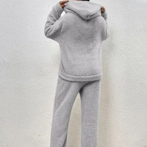 Giacca e pantaloni in pile grigio, vista posteriore. Abbigliamento invernale caldo e morbido, ideale per comfort e stile casual.