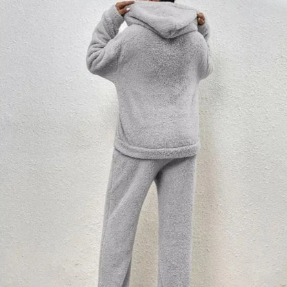 Giacca e pantaloni in pile grigio, vista posteriore. Abbigliamento invernale caldo e morbido, ideale per comfort e stile casual.