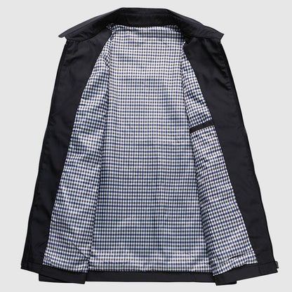Giacca uomo nera aperta, interno a quadri bianchi e blu, elegante e moderna. Ideale per moda autunnale e invernale. Tessuto di qualità.