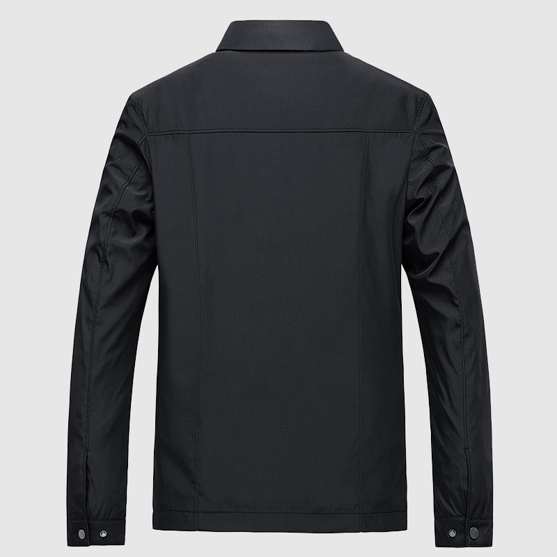 Giacca nera da uomo vista posteriore, design elegante e moderno, tessuto resistente, ideale per abbigliamento casual e formale.