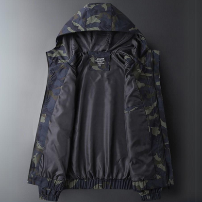 Giacca Leggera da Uomo con Stampa Camo, Chiusura Full Zip, Cappuccio e Tasche Laterali