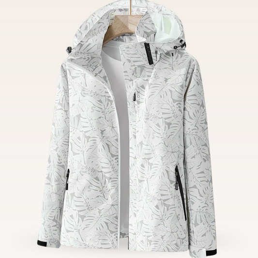 Giacca impermeabile bianca con cappuccio, motivo foglie grigie, chiusura zip, tasche laterali, ideale per outdoor e trekking.