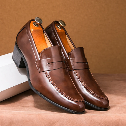 Scarpe eleganti da uomo in pelle marrone, mocassini con tacco basso, design classico, ideali per abbigliamento formale e occasioni speciali.