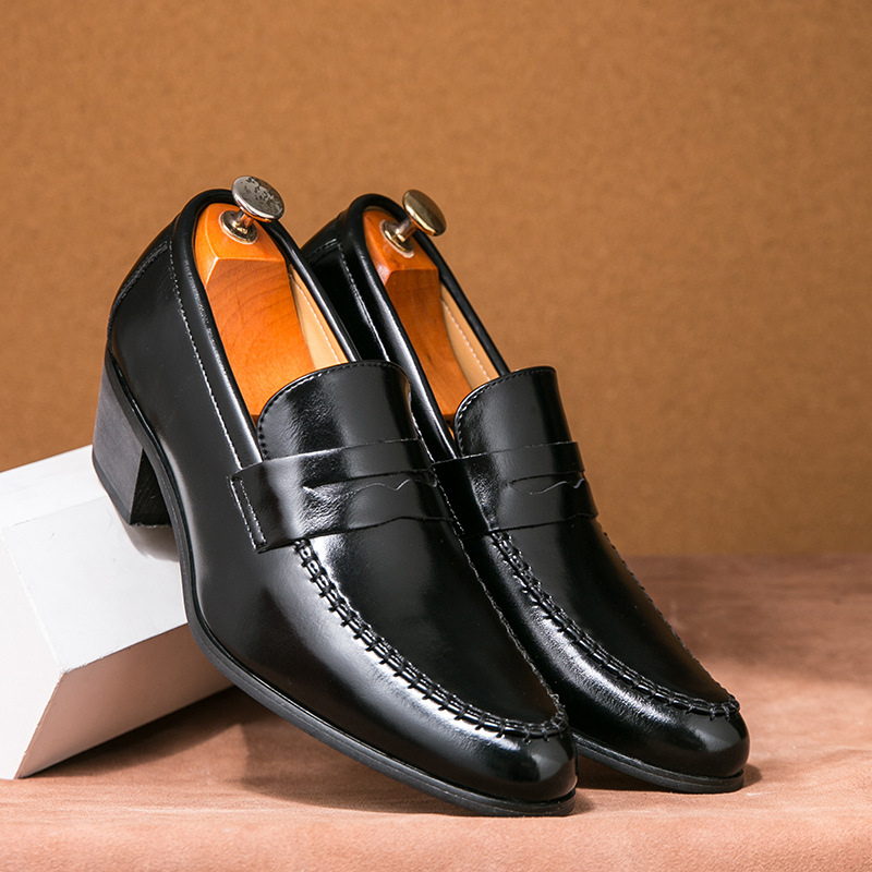 Scarpe eleganti da uomo in pelle nera lucida con tacco, su sfondo marrone. Scarpe formali di alta qualità, ideali per occasioni speciali.
