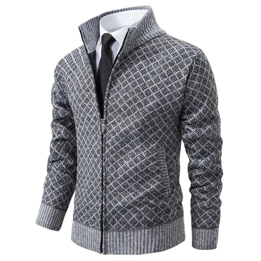 Giacca uomo elegante grigia a quadri, con zip e colletto alto, abbinata a camicia bianca e cravatta nera. Moda maschile autunno inverno.