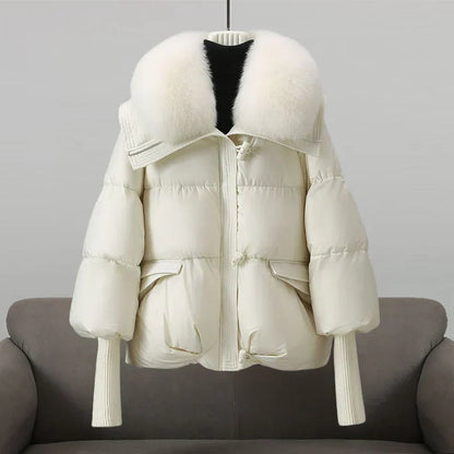 Giacca invernale bianca imbottita con collo in pelliccia, design elegante e moderno, ideale per il freddo. Cappotto donna caldo e alla moda.