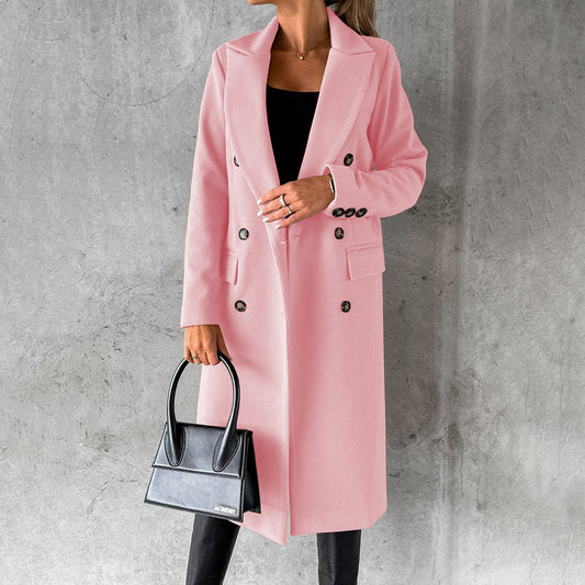 Cappotto rosa elegante donna, doppio petto, abbinato a borsa nera moderna. Moda autunnale, stile chic, abbigliamento femminile di tendenza.