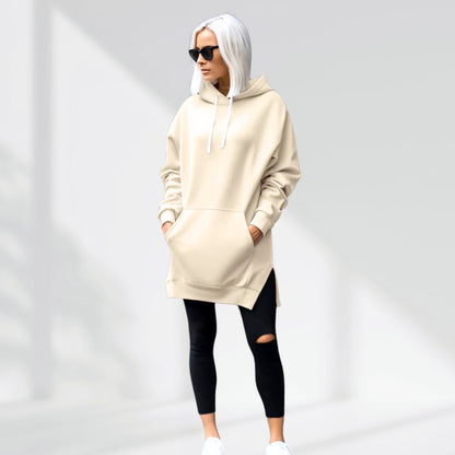 Donna con felpa beige oversize, leggings neri strappati e occhiali da sole. Moda casual urbana, stile streetwear, tendenze abbigliamento 2023.