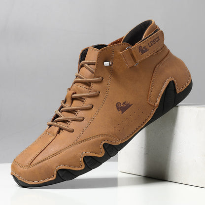Scarpa da uomo in pelle marrone, design casual con suola antiscivolo nera, lacci e chiusura a strappo. Ideale per moda urbana e comfort quotidiano.