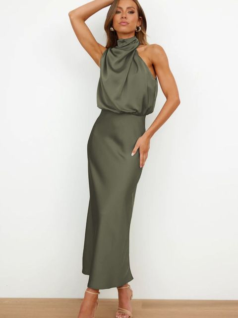Abito lungo verde oliva elegante con collo alto drappeggiato, indossato da una donna in posa. Moda femminile, abbigliamento da sera sofisticato.