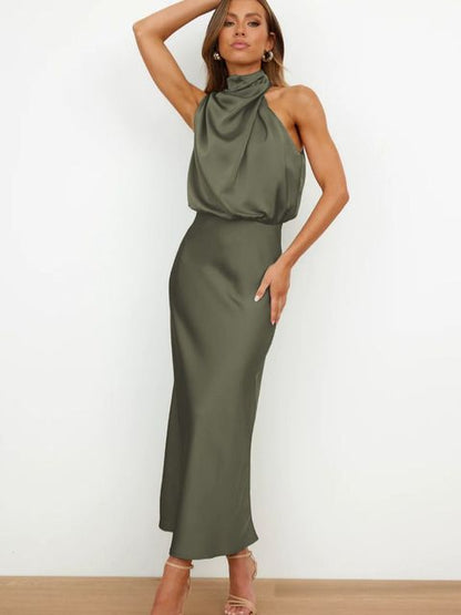 Abito lungo verde oliva elegante con collo alto drappeggiato, indossato da una donna in posa. Moda femminile, abbigliamento da sera sofisticato.