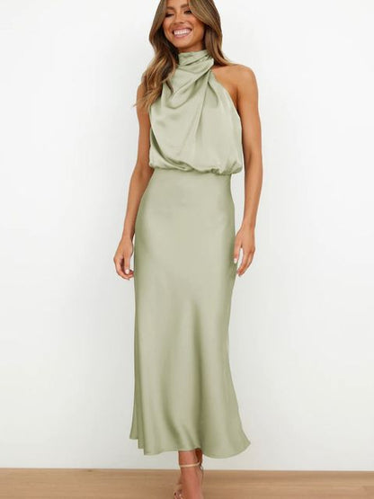 Abito lungo verde salvia elegante, senza maniche, con scollo drappeggiato. Perfetto per eventi formali e cerimonie. Moda donna sofisticata.