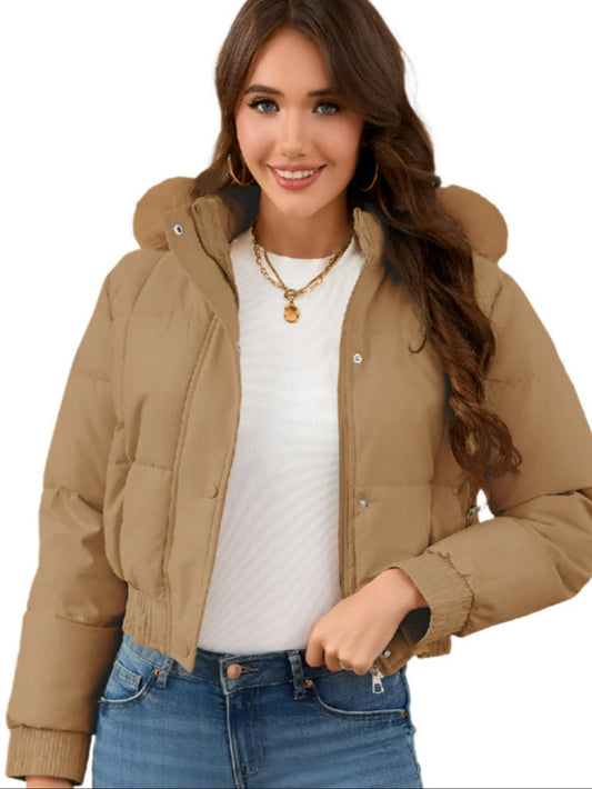 Giacca imbottita beige da donna con cappuccio, indossata su maglia bianca e jeans. Moda autunnale, stile casual, abbigliamento femminile trendy.