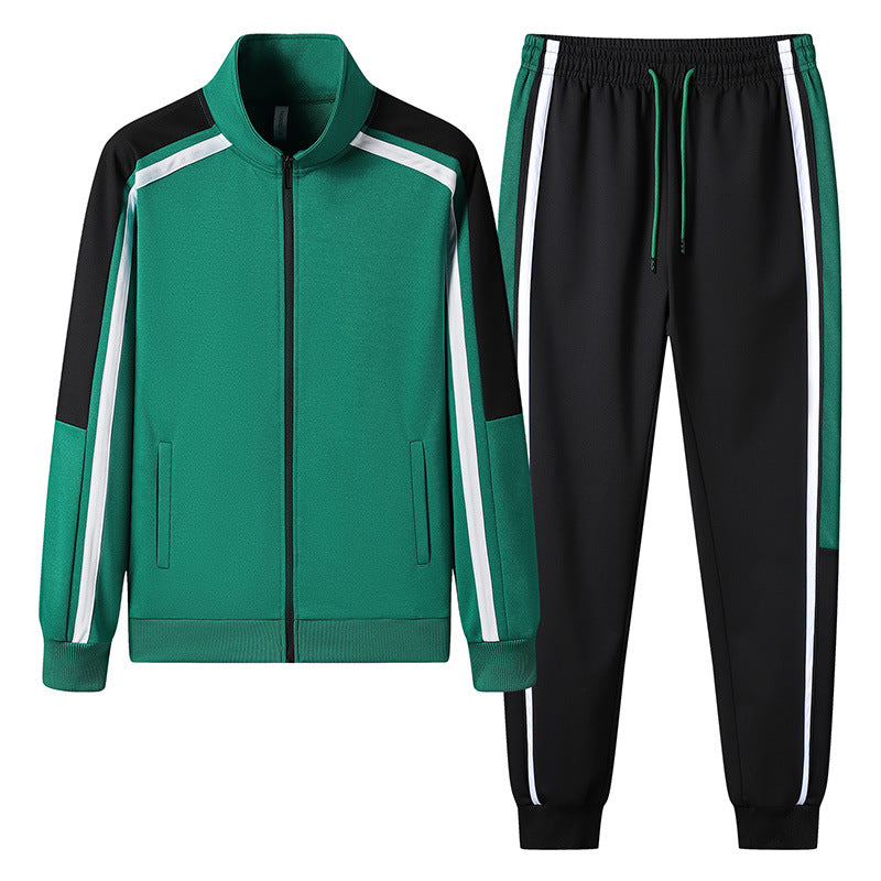 Tuta sportiva verde e nera con strisce bianche, giacca con zip e pantaloni con coulisse. Abbigliamento atletico moderno e alla moda.