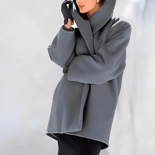 Cappotto invernale grigio elegante, donna con guanti neri, moda autunno inverno, stile sofisticato, abbigliamento caldo, tendenze moda 2023.