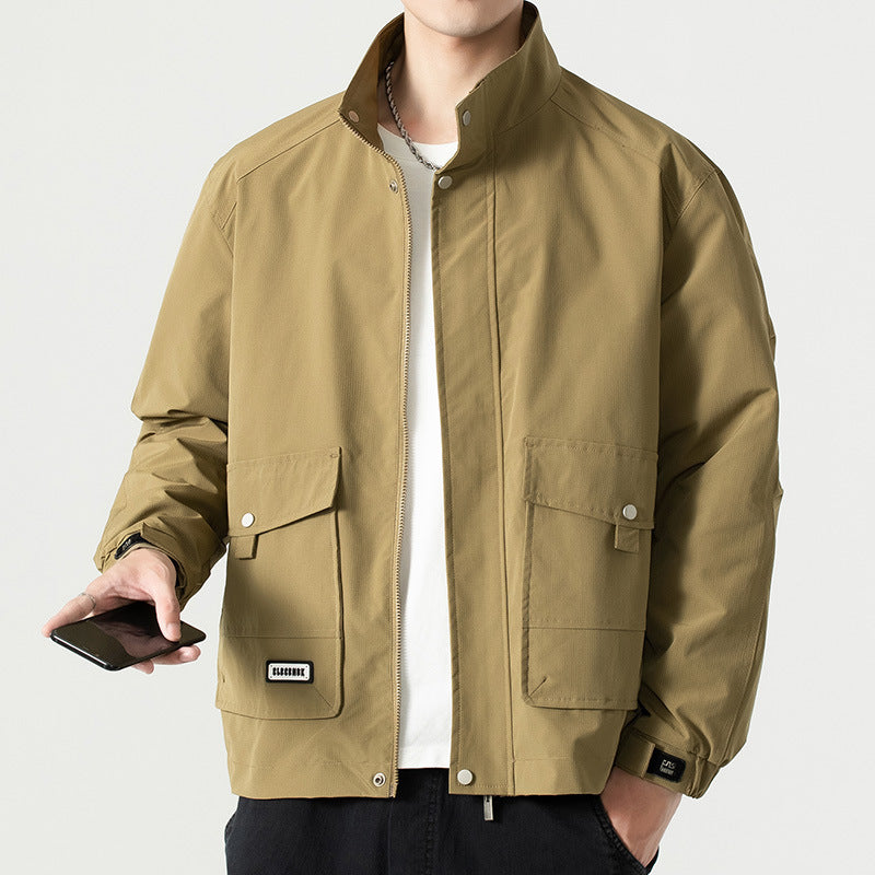 Giacca uomo beige casual con tasche frontali, zip e colletto alto. Moda autunnale, stile urbano, abbigliamento maschile trendy.