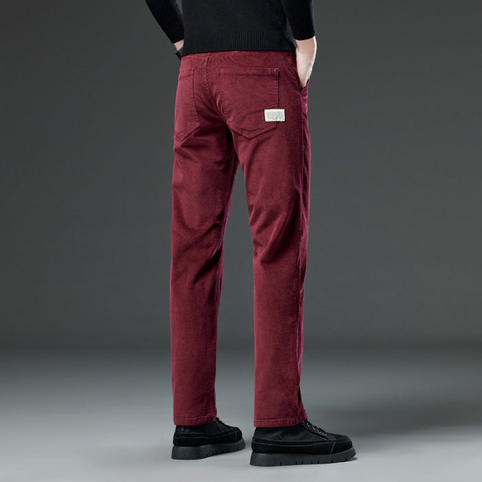 Pantaloni uomo in velluto a coste bordeaux, tasche posteriori, stile casual, moda autunno-inverno, abbigliamento maschile elegante e confortevole.