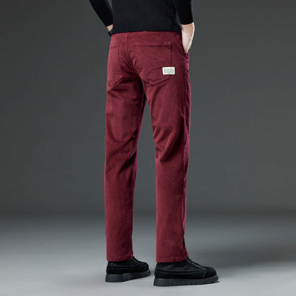 Pantaloni uomo in velluto a coste bordeaux, tasche posteriori, stile casual, moda autunno-inverno, abbigliamento maschile elegante e confortevole.