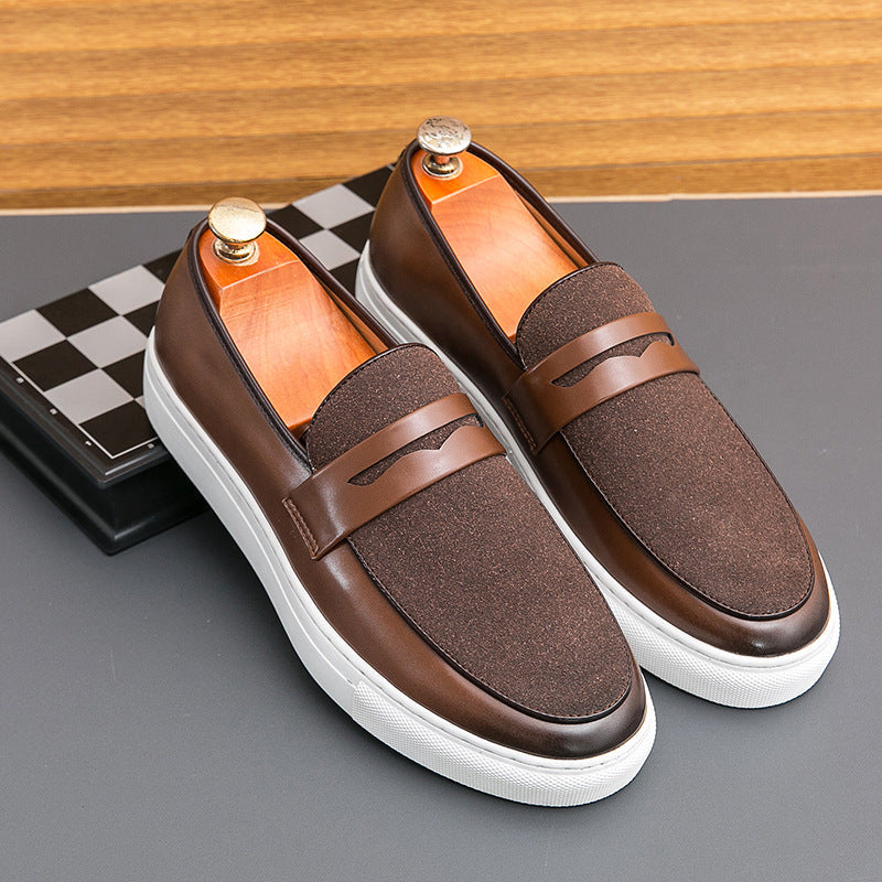 Scarpe mocassino uomo in pelle marrone con suola bianca, design elegante e moderno, ideali per look casual e formali.
