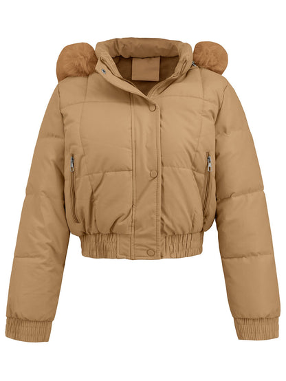 Giacca invernale donna beige, imbottita, con cappuccio e dettagli in pelliccia sintetica, chiusura a zip e bottoni, tasche laterali.