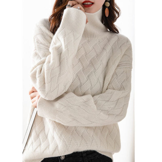 Donna con maglione bianco a collo alto, motivo intrecciato, orecchini pendenti, capelli castani. Moda invernale, abbigliamento caldo ed elegante.
