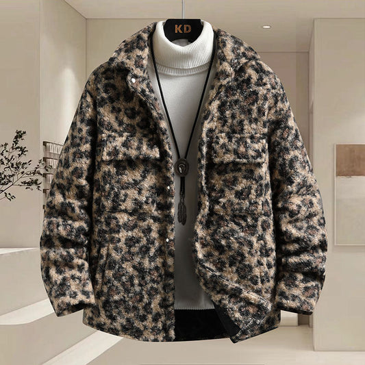 Giacca invernale leopardata da uomo, stile casual, con colletto classico e tasche frontali, su sfondo neutro. Moda maschile, abbigliamento trendy.