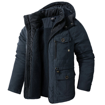 Giacca invernale blu scuro con cappuccio, tasche multiple e fodera interna in pile. Abbigliamento caldo e resistente per uomo.