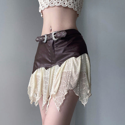 Minigonna in pelle marrone con dettagli in pizzo bianco, cintura con fibbie metalliche, moda femminile, stile boho-chic, abbigliamento trendy.