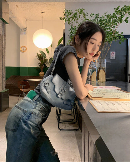 Damejeans i denim med lige ben og retro stil med slidmærker