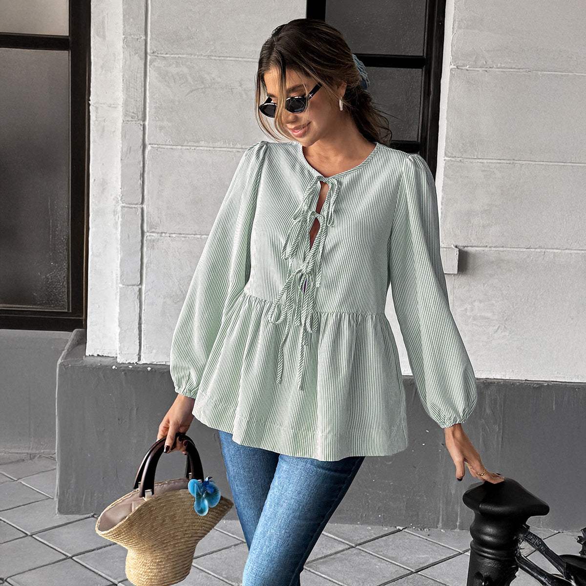 Camisa de mujer de rayas con mangas largas, nudo frontal y mangas farol