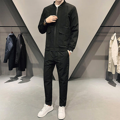 Completo uomo nero elegante, giacca e pantaloni abbinati, esposto in negozio di moda. Abbigliamento maschile moderno, stile casual chic.