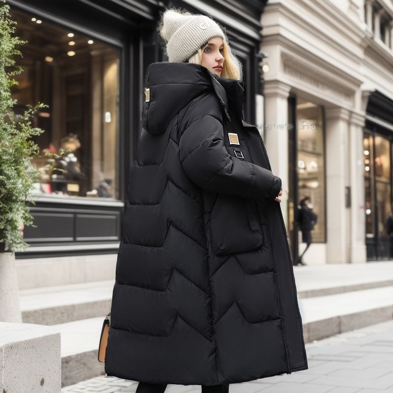 Donna con cappotto lungo nero invernale, cappello di lana bianco, cammina in città. Moda invernale, abbigliamento caldo, stile urbano.