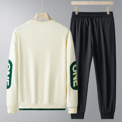 Set tuta uomo: felpa bianca con scritta "ONE" sulle maniche, pantaloni neri. Abbigliamento casual, moda sportiva, stile moderno.