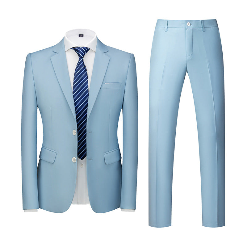 Abito elegante uomo azzurro, giacca e pantaloni coordinati, camicia bianca e cravatta a righe blu. Moda formale maschile, abbigliamento classico.