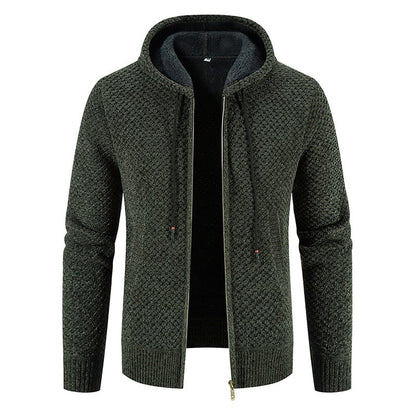 Giacca in maglia verde scuro con cappuccio, zip frontale e trama intrecciata. Moda uomo, abbigliamento casual, stile autunnale.