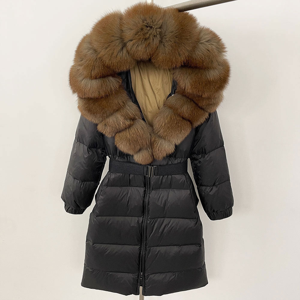 Piumino nero con cappuccio in pelliccia marrone, giacca invernale elegante, moda donna, abbigliamento caldo, cappotto imbottito, stile lussuoso.