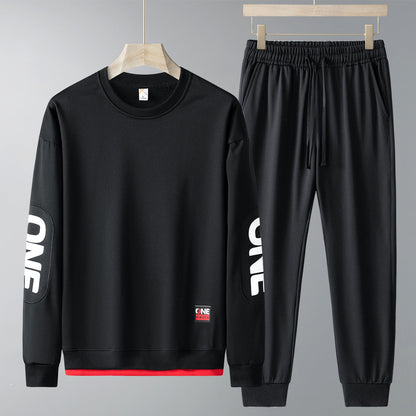 Completo sportivo nero da uomo, felpa e pantaloni con scritta "ONE" sulle maniche. Abbigliamento casual, moda uomo, stile moderno.